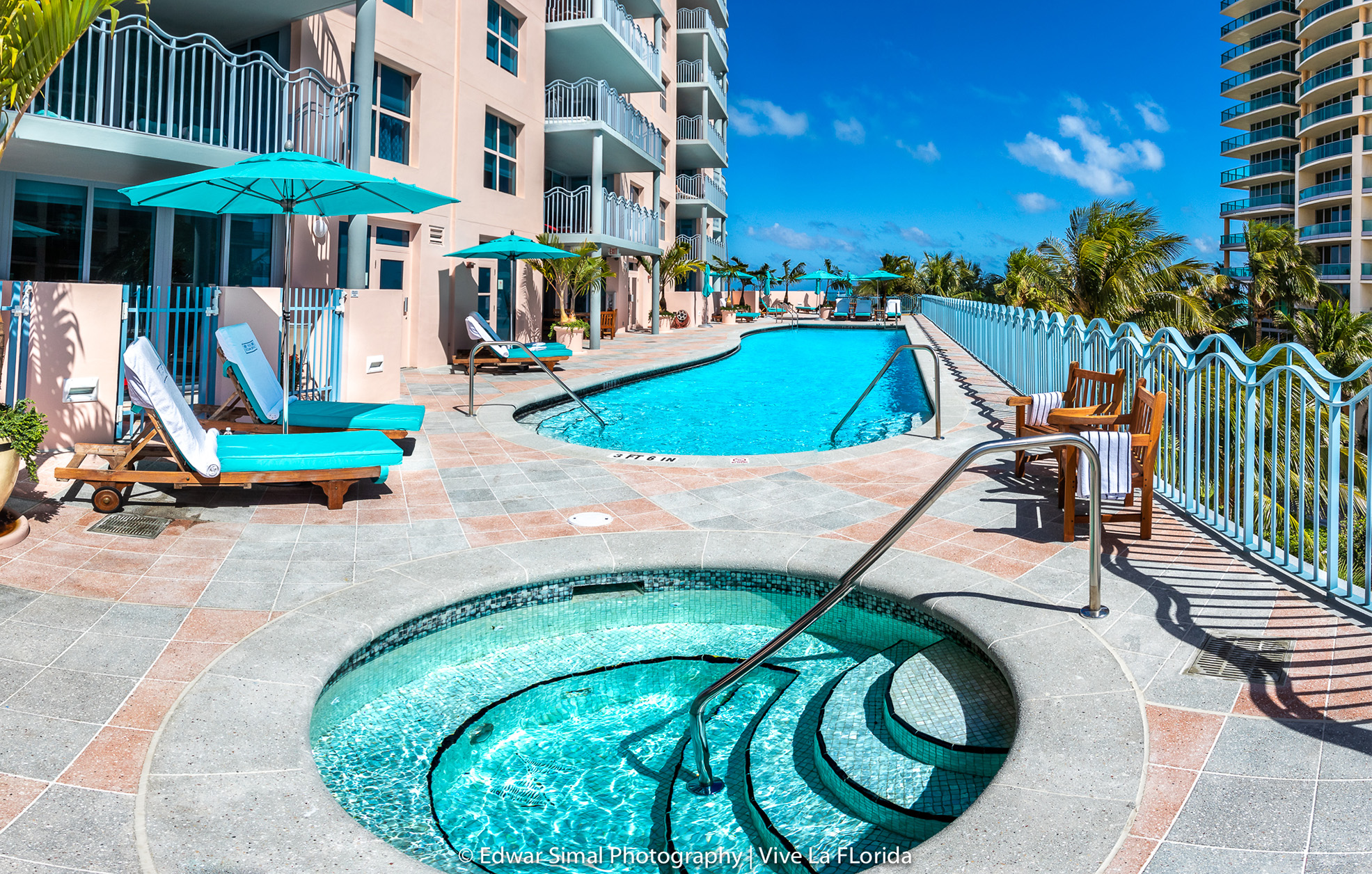 Ocean Drive Swimming pool in the sun